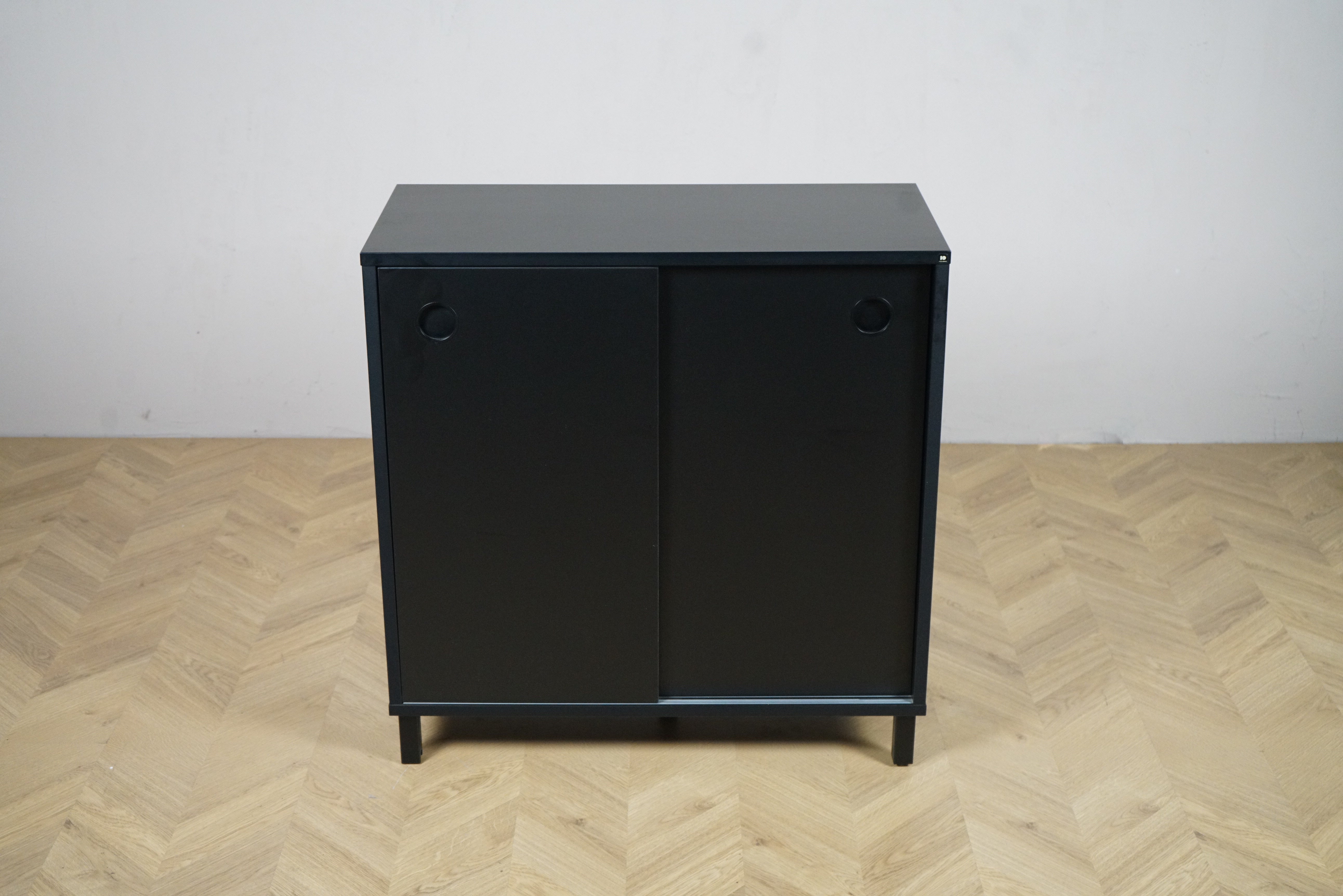 Holmris kontorskab reol i sort med skydedøre – frontvisning, mål 80x40x82 cm